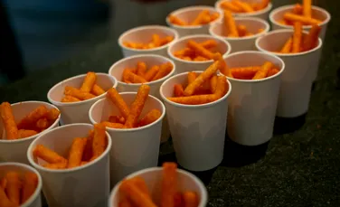 Studiu: Alimentele ultraprocesate ar putea explica numărul tot mai mare al cazurilor de cancer colorectal la adulții sub 50 de ani