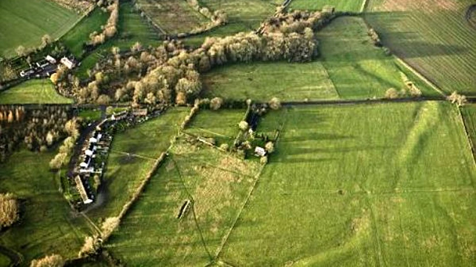 S-a descoperit un monument preistoric circular de 10 ori mai mare decat Stonehenge