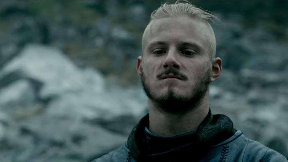 Alexander Ludwig, celebru pentru ”Vikings”, şi ”The Hunger Games”, vine în România