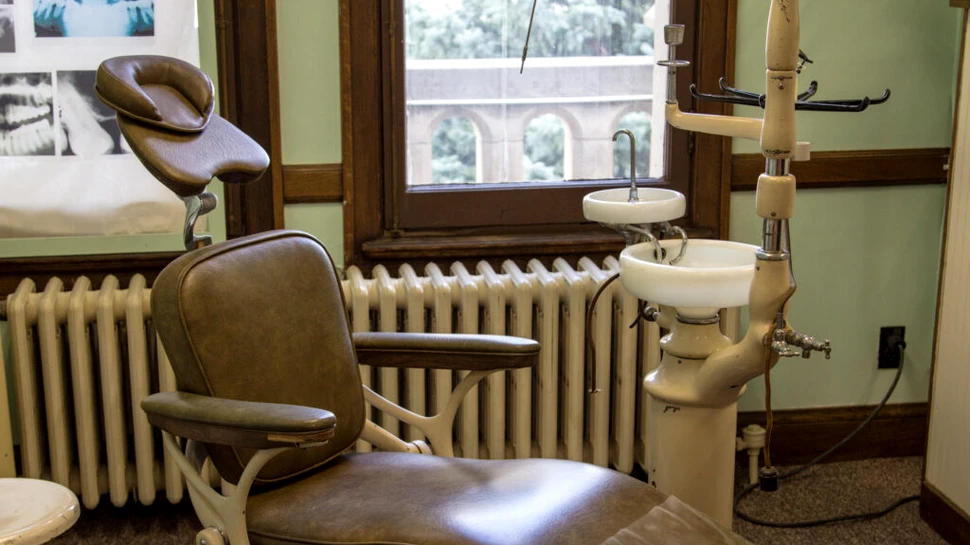 Cel mai mare muzeu al stomatologiei din lume: 40.000 de artefacte, scaune dentare din secolul XIX, radiografii timpurii și povești uimitoare