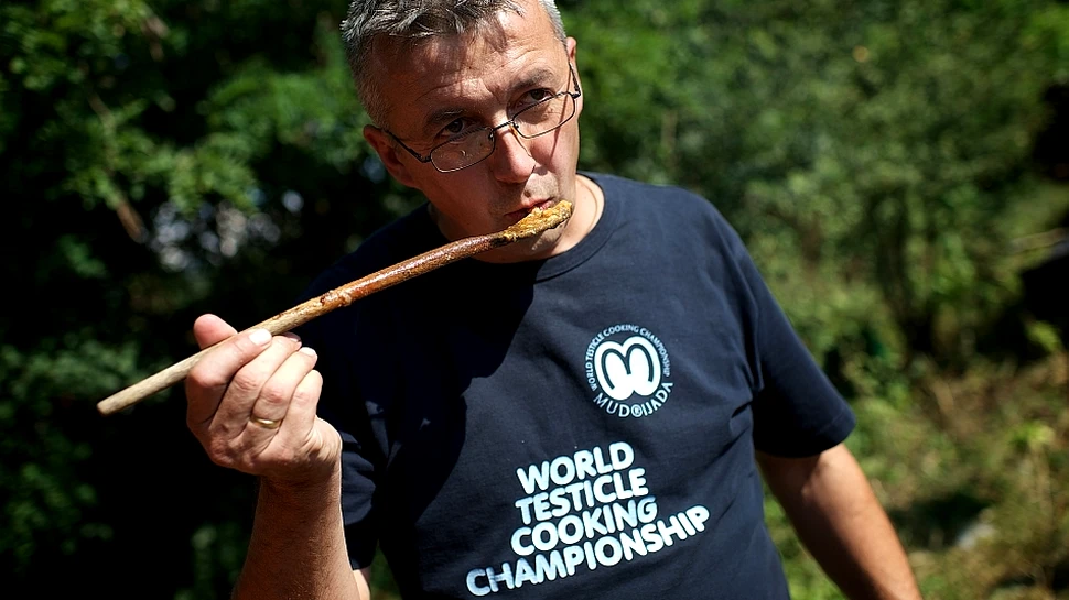 Cel mai bizar festival din lume are loc în Serbia: „Campionatul Mondial de Gătit Testicule” (GALERIE FOTO)