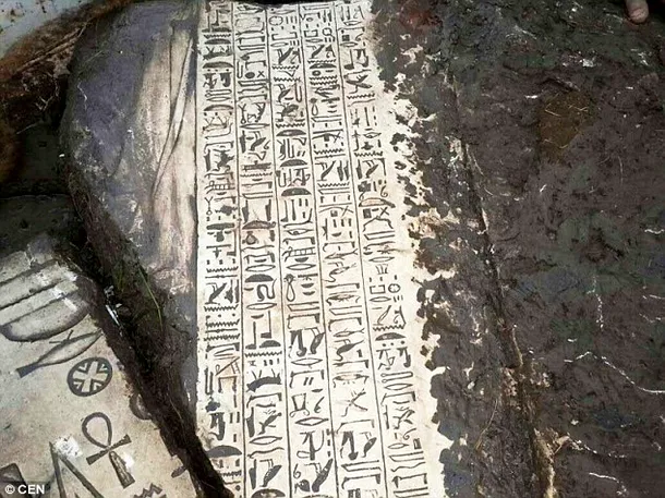 Inscripţii hieroglifice pe un bloc de calcar