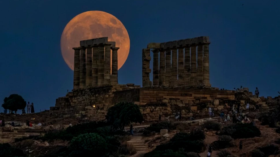 Luna Plină de la sfârșitul lunii august aduce o surpriză pentru turiștii care își petrec vacanța în Grecia