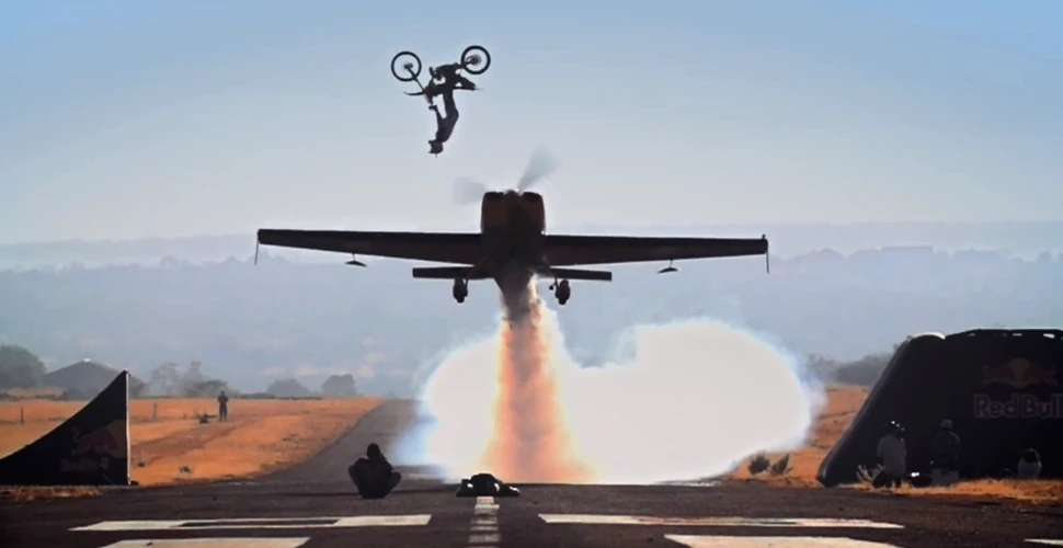 O acrobaţie extrem de riscantă. Un biciclist sare peste un avion aflat în zbor (VIDEO)