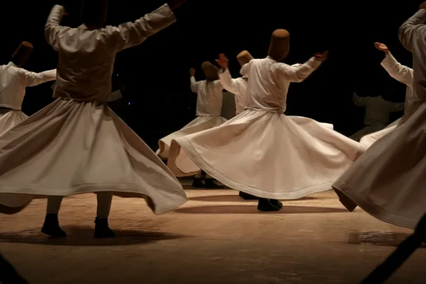 Dansul dervişilor rotitori din Turcia