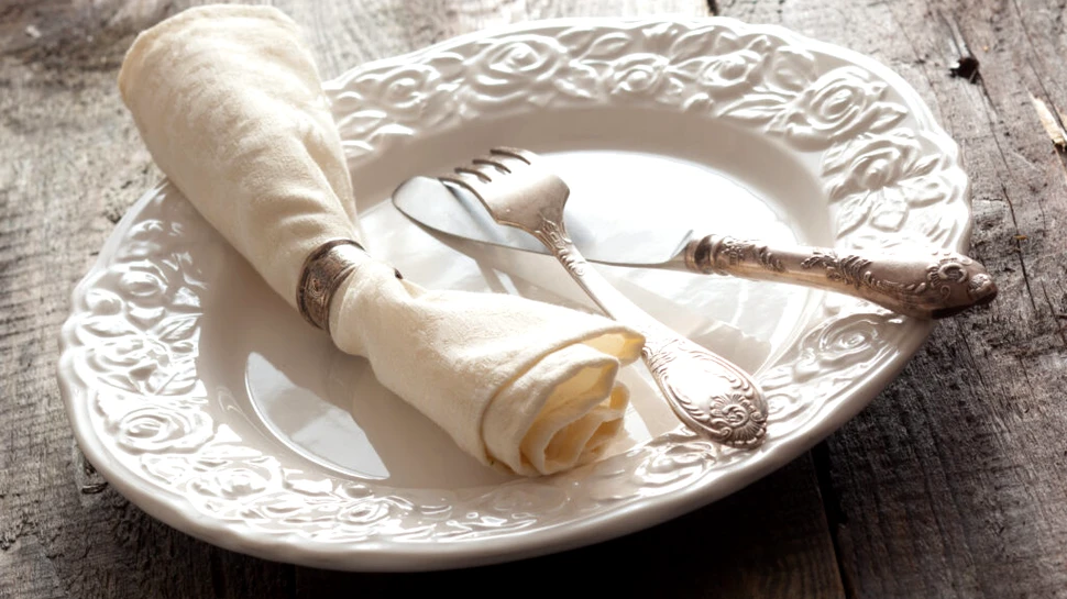 Istoria șervețelului. Cum a evoluat de la bucata de pânză a romanilor la șervețelul de hârtie