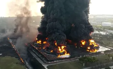 O rafinărie din Indonezia a explodat după ce ar fi fost lovită de trăsnet. Imagini surprinse de o dronă