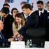 Gestul ciudat făcut de Erdogan față de Macron la summitul din Albania