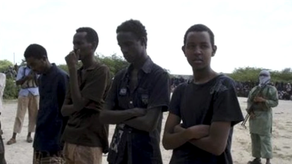 Premiantii din Somalia sunt rasplatiti cu AK-47