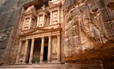 Un monument de dimensiuni impresionante a fost descoperit în apropierea oraşului antic Petra – FOTO