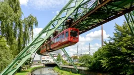 Trenul care „zboară” de peste 125 de ani. Povestea incredibilă a celui mai vechi tren suspendat din lume