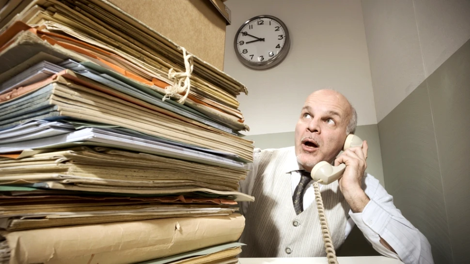 Prea multă muncă ne predispune şi la alte excese: legătura alarmantă descoperită de cercetători