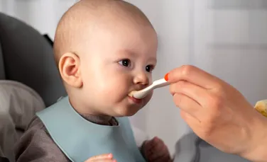 Studiu alarmant: Mâncarea pentru bebeluși, prea bogată în zahăr și săracă în nutrienți