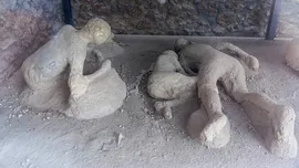 De ce victimele din Pompeii erau îmbrăcate cu haine groase de lână dacă Vezuviul a erupt în luna august?