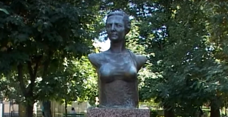 Statui date jos la Târgu-Jiu deoarece una dintre ele avea sânii prea mari