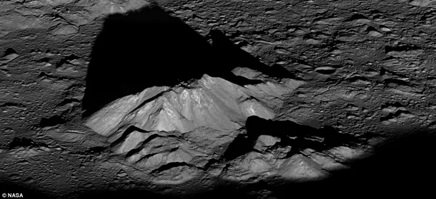 Sonda LROC a fotografiat pe 10 iunie 2011 un răsărit de soare lângă craterul Tycho, care s-a format relativ recent, în urmă cu 110 milioane de ani