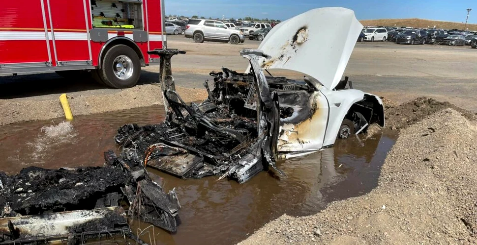 O mașină Tesla a izbucnit în flăcări după trei săptămâni în cimitirul de mașini
