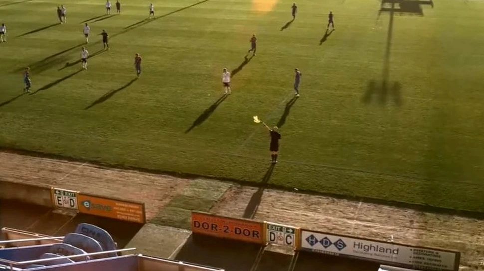 Momente de tot râsul în timpul unui meci de fotbal: Camera cu inteligență artificială a confundat mingea cu arbitrul