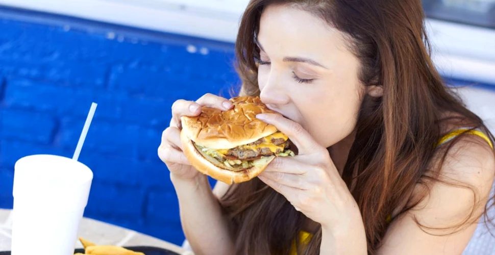 Alimentele de tip fast-food conțin chimicale care perturbă hormonii. De unde provine contaminarea?