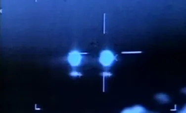 Imagini video ale unui OZN, surprinse pe hubloul unui avion