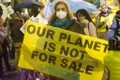 Activiștii Greenpeace au întrerupt Conferința Central-Europeană privind Energia