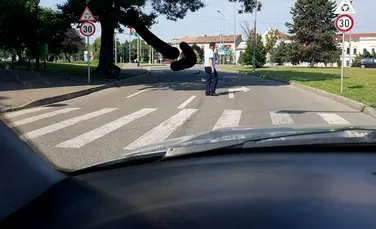Un poliţist din Oradea a oprit traficul pentru a permite traversarea străzii de nişte boboci de raţă