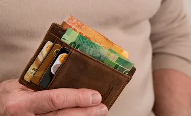 Oamenii sunt mai predispuși să returneze un portofel pierdut atunci când conține bani lichizi