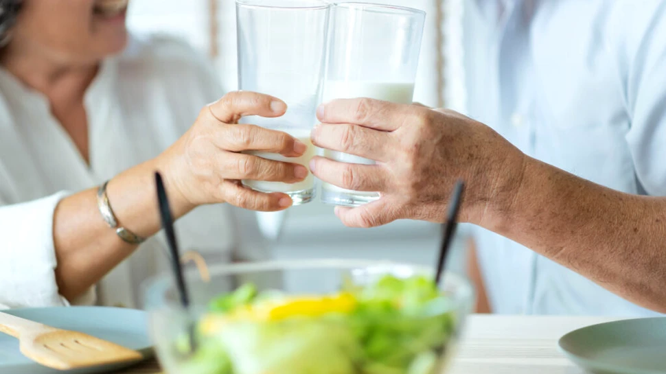 Băutura care îți împiedică oasele să îmbătrânească. Cât de des o consumi?