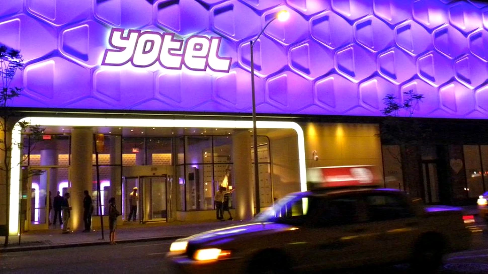 Yotel, hotelul complet automatizat din New York în care un robot îţi cară bagajele