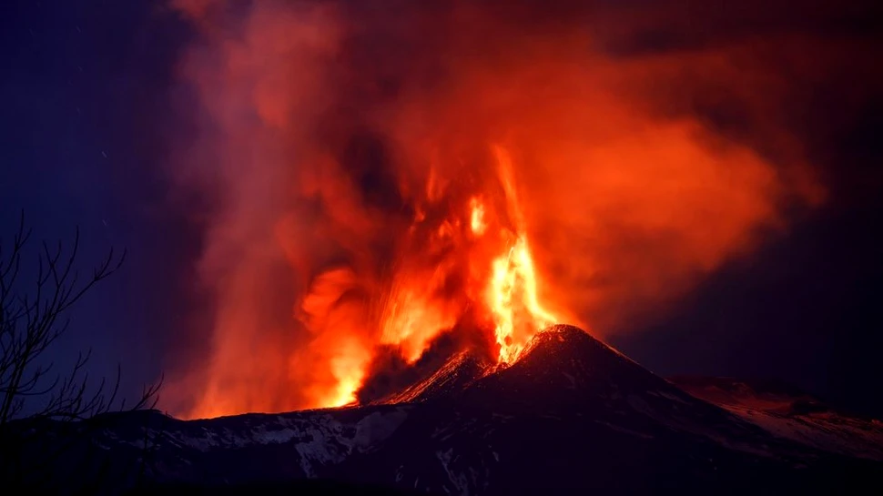 O furtună vulcanică și fulgere spectaculoase, provocate de o nouă erupție a vulcanului Etna