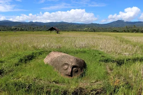 Sculpturile gigantice indoneziene care amintesc de statuile Maoi din Insula Paştelui 