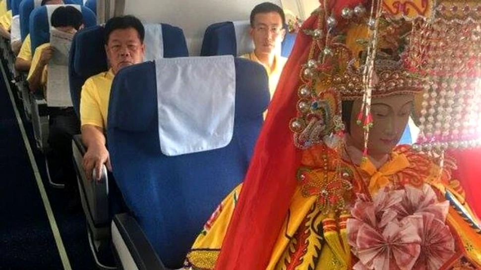 Imaginile VIRALE: Zeităţi chinezeşti zboară cu avionul, la clasa business, şi au paşapoarte speciale