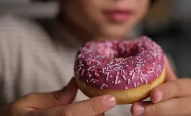 Un studiu arată că alăptatul și evitarea sucurilor pot proteja copiii de obezitate