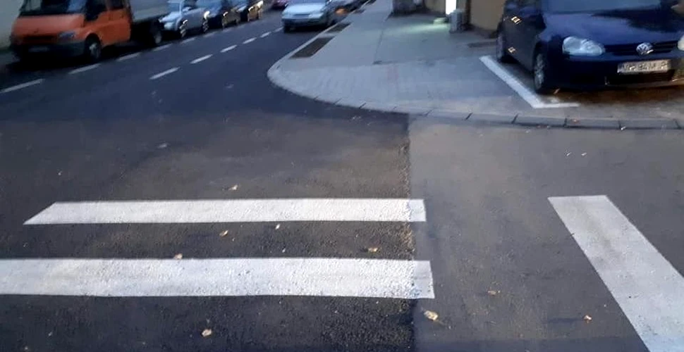 Treceri de pietoni în diagonală care se termină în mijlocul drumului, într-un oraş din România