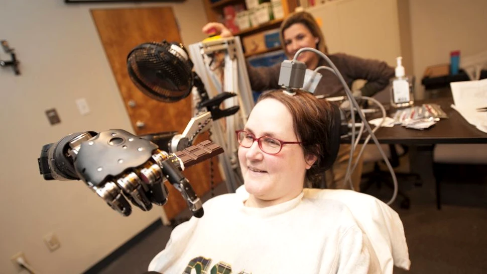 Cel mai realist braţ robotic controlat cu gândul (FOTO/VIDEO)