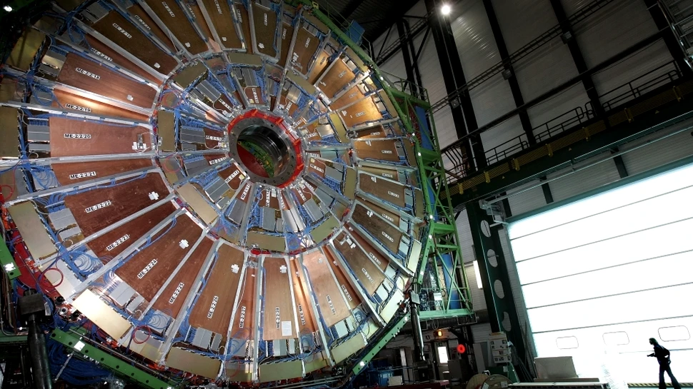 Particulele neutrino au depăşit din nou viteza luminii!