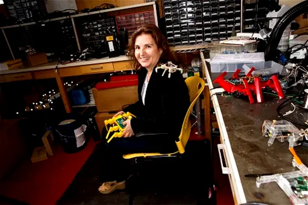 Daniela Rus, specialist în robotică la MIT, unul dintre inventatorii tehnologiei „origami” de construire a roboţilor. 