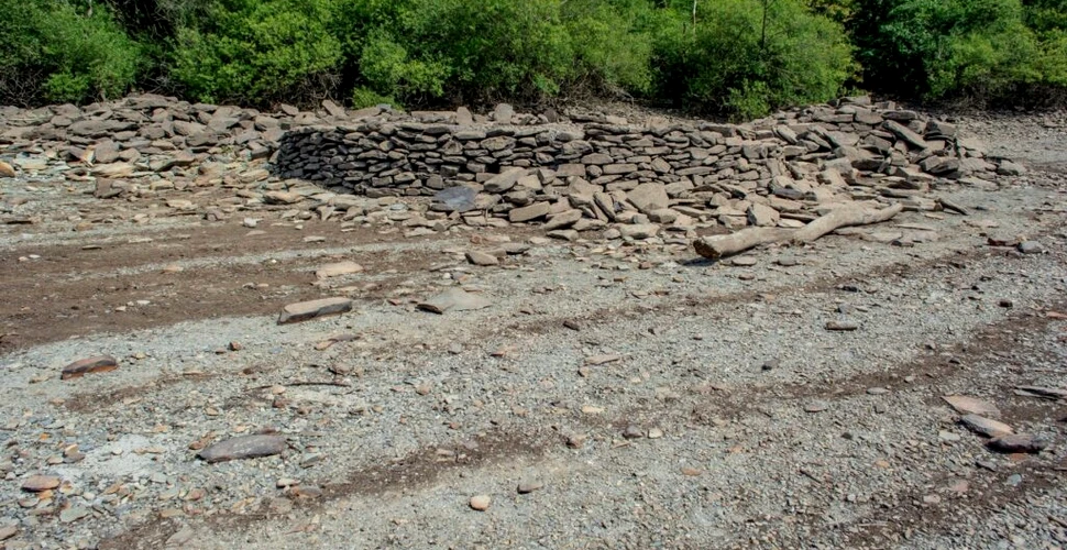 Un sat galez scufundat a ieșit la suprafață după 140 de ani, din cauza secetei