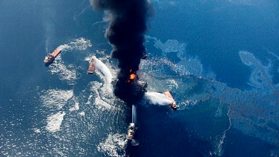 Imagini spectaculoase de la explozia platformei petroliere din Golful Mexicului (FOTO)