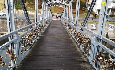 Un pod din Cluj, construit pentru a se ajunge la bustul împărătesei Sissi, a devenit un pod al iubirii