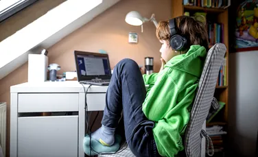 Marea Britanie lansează două studii pentru a evalua efectele blocantelor pubertății la tineri cu incongruență de gen