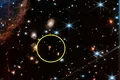 Un semn de întrebare uriaș, observat de Telescopul Webb în spațiul îndepărtat