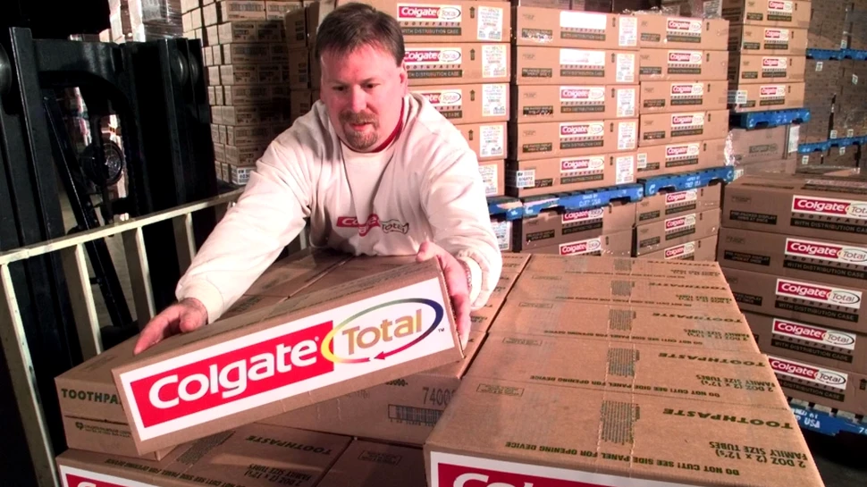 Adevărul ascuns timp de 17 ani: un ingredient din pasta de dinţi este asociat cu dereglările hormonale şi riscul de cancer