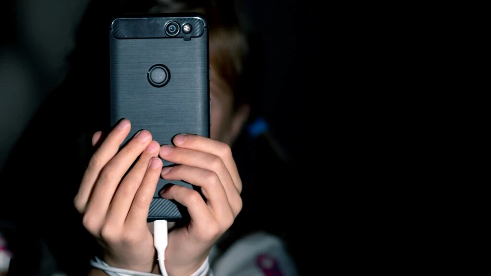 Nu telefonul este problema! De ce scad performanțele școlare ale copiilor?