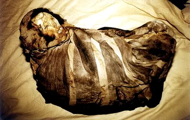 Mumia fetiţei Juanita, descoperită în Peru în 1995. Datează din perioada 1450-1480