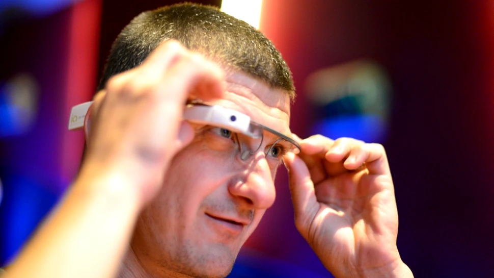 Ar putea Google Glass să-ţi „fure” PIN-ul de la 3 metri distanţă? Specialiştii au demonstrat ce poate face un software recent inventat