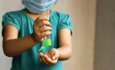 Sfaturile unui medic pentru părinții care vor să-și convingă copiii să poarte măștile de protecție
