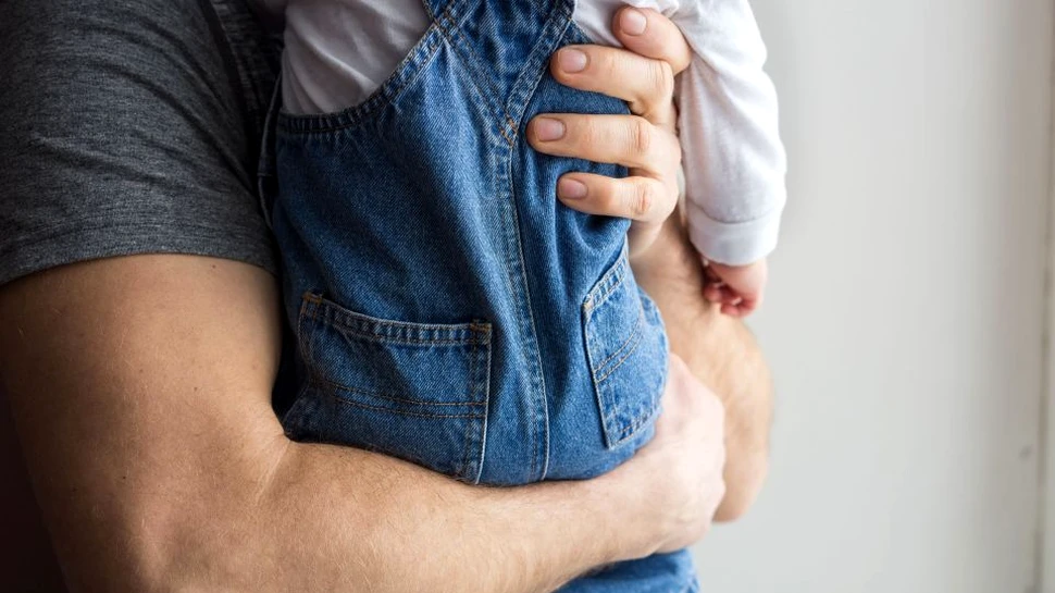 Bărbaţii care intră în concediu de creştere a copilului îşi doresc mai puţini urmaşi