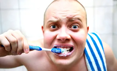 Este bine că nu uiţi să te speli pe dinţi seara. Dacă o faci şi pe întuneric are efecte mult mai bune