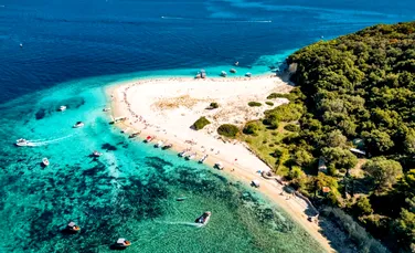 Autoritățile din Grecia interzic șezlongurile și umbrelele pe plaje